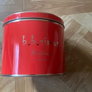 It hasn’t been worn has not scratches it is authentic there’s no defects